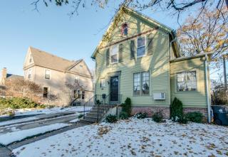 1011 Ridge Ct, Evanston, IL 60202-1241