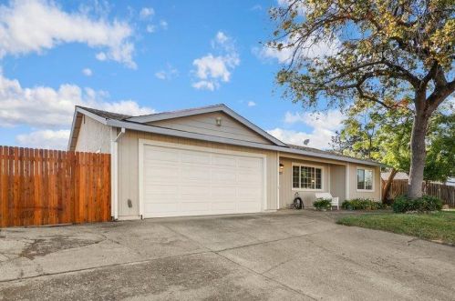 207 Briarcliff Dr, Folsom, CA 95630-2701
