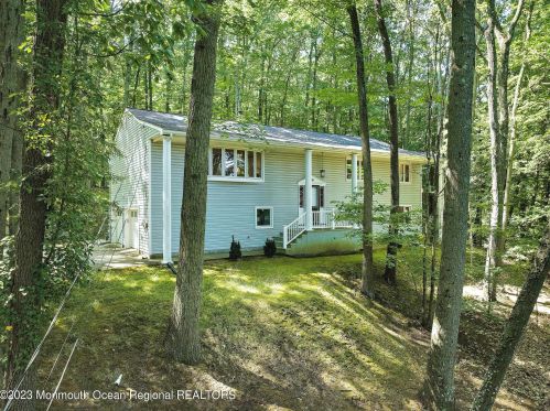 10 Edgewood Dr, Holmdel Village, NJ 07733-1708