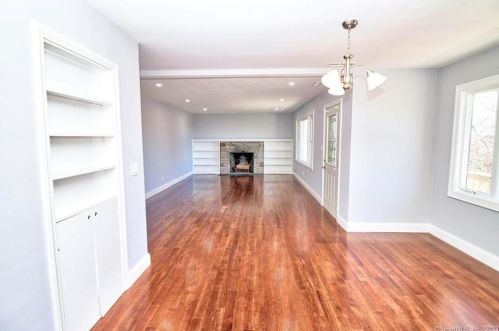 5 Walnut Ave, Huntington CT  06484-2913 exterior