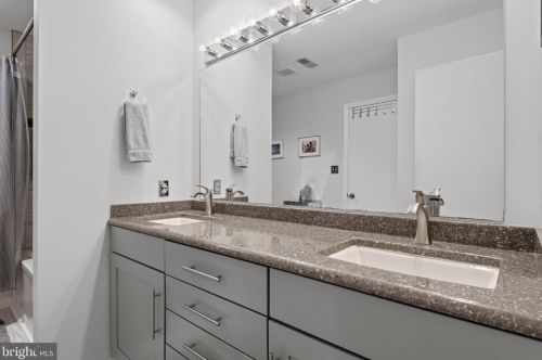 884 Salisbury Ct, Lancaster PA  17601-4481 exterior