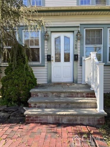 748 Center St, Green Brook, NJ 08812-1538