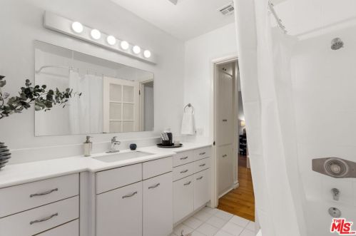 2575 Gardner Pl, Glendale CA  91206-3018 exterior