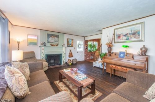 4 Standish Ln, Kinnelon, NJ 07405-2863