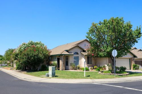 933 Park Ave, Manteca, CA 95337-5601