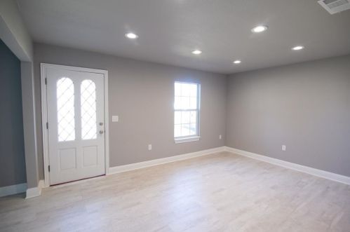 1606 Davis Blvd, Garland TX  75042-8120 exterior