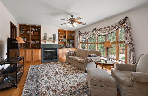15216 Walnut Rd, Oak Forest, IL 60452-1538