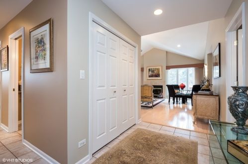 2 Abbotsford Dr, Half Day, IL 60069-3257