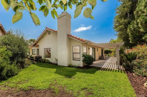 2038 Balboa Cir, Vista, CA 92081-8938