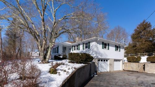 6 Whalehead Dr, Gales Ferry, CT 06335-1233
