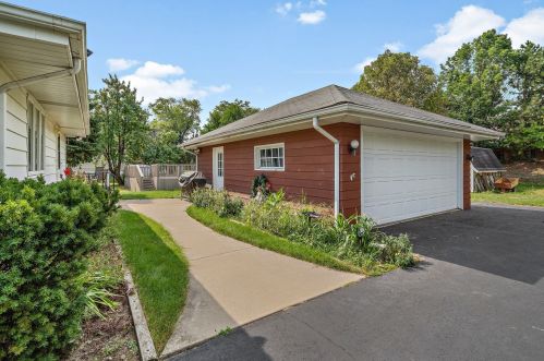 6806 Quincy St, Willowbrook IL  60527-5363 exterior