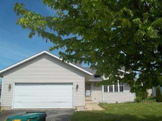 702 John Ct, Genoa, IL 60135-8198