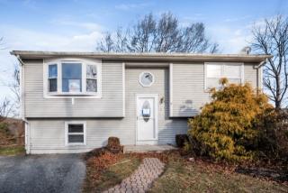11 Warren Ct, Cranston, RI 02920-1542
