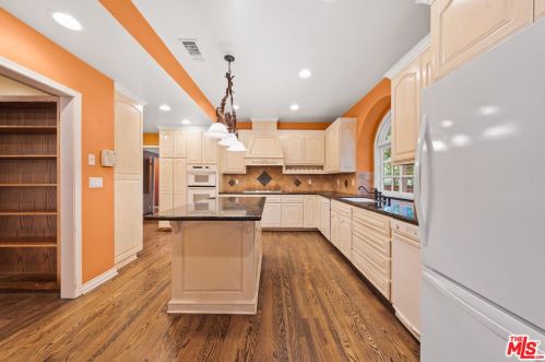 1347 San Luis Rey Dr, Glendale CA  91208-1961 exterior