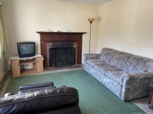 86 Oakwood Rd, Niantic CT  06357-2025 exterior