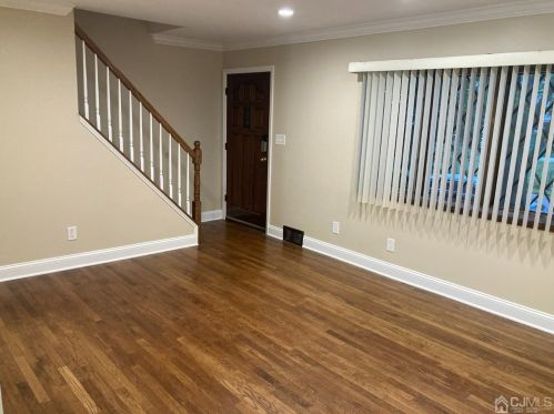 46 Avon Ter, Iselin, NJ 08830-1326
