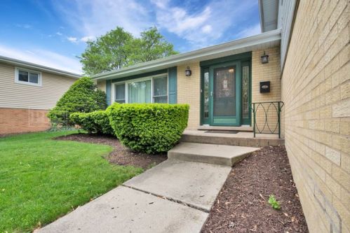 832 Cedar Ave, Elmhurst, IL 60126-4641