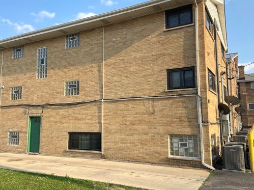 4752 Rose St, Schiller Park, IL 60176-1542