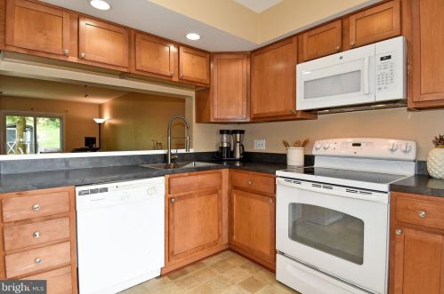 9673 Hastings Dr, Columbia, MD 21046-1916