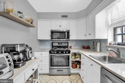 13 Valleybrook Dr, Lancaster PA  17601-4619 exterior