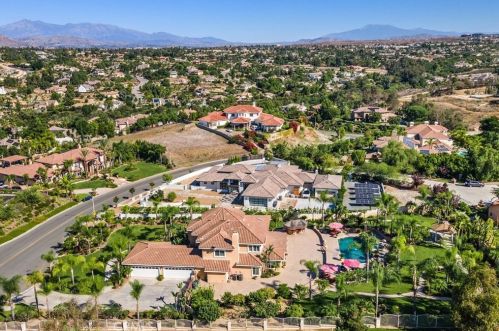 18003 Green Orchard Pl, Riverside CA  92508-8743 exterior