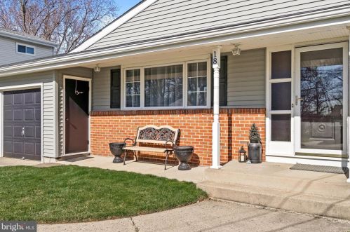 18 Farm Brook Dr, Trenton, NJ 08690-2323