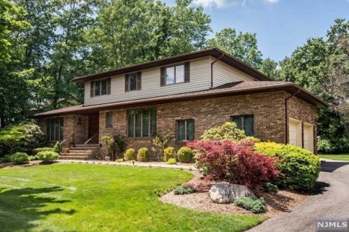 6 Gloria Dr, Allendale, NJ 07401-1335