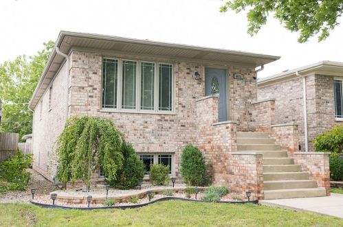 4831 Lockwood Ave, Chicago, IL 60638-1711