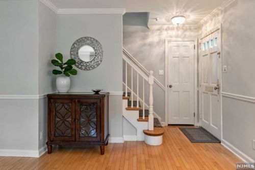 572 Hillcrest Rd, Ridgewood, NJ 07450-1526