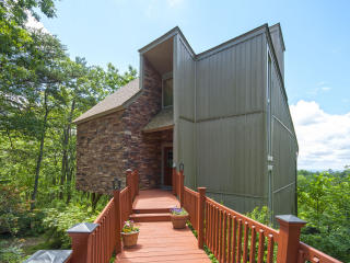 18 Persimmon Ln, Greenville, SC 29609-6511