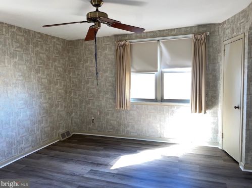 8125 Farnsworth St, Philadelphia PA 19152-3008 exterior