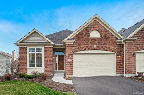 4150 Coyote Lakes Cir, Barrington Hills, IL 60156