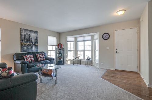 6057 Golfview Dr, Gurnee, IL 60031-4742