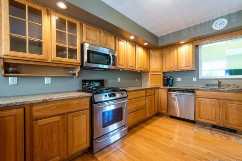 10 Indian Rock Rd, Niantic, CT 06357-2806