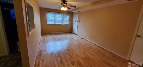 17 College Dr, Edison, NJ 08817-5902