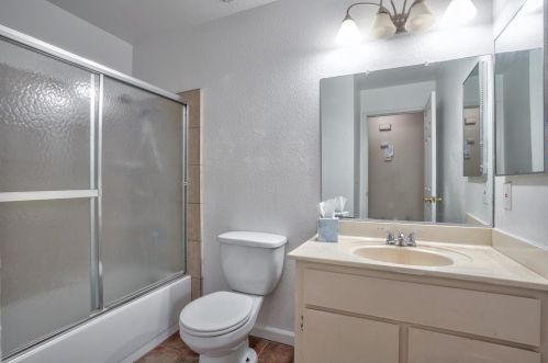 725 Bennington Ave, Turlock CA 95382-0306 exterior