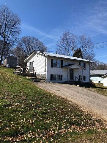 67 Beacon St, Belington, WV 26250-7425