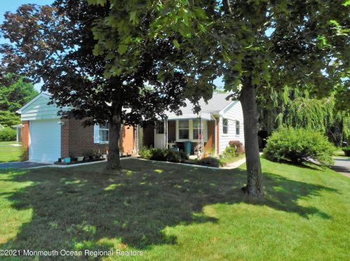 1 Lincoln Ct, Lakehurst, NJ 08759-1505
