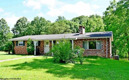 35 Arnold Rd, Walkersville, WV 26447-8382