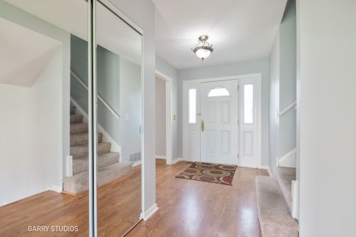 1878 Deere Ln, Glendale Heights, IL 60139-1924