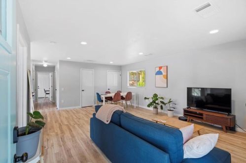 313 Delmar Ave, Austin TX  78752-2620 exterior