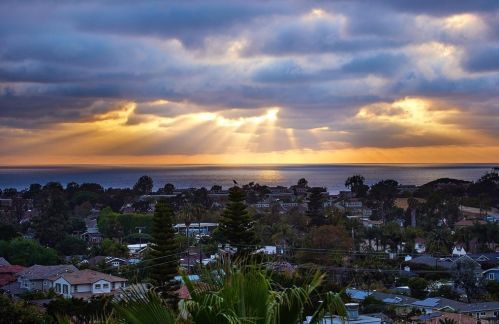 303 Hillcrest Dr, Encinitas, CA 92024-1527