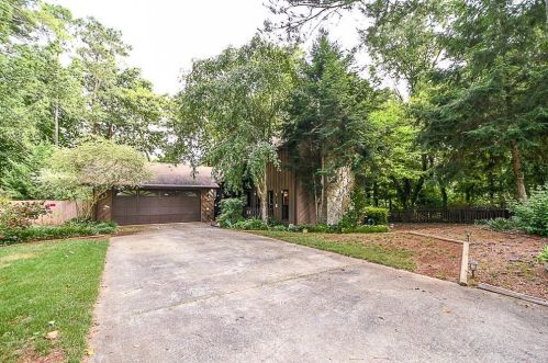 4033 Stonemont Dr, Lilburn, GA 30047-3327