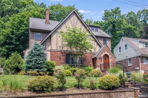 21 Hillview Ter, Ridgewood, NJ 07452-2005