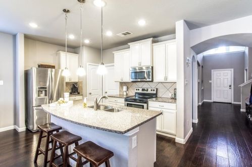 10437 Turning Leaf Trl, Fort Worth TX  76131-3981 exterior