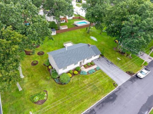 4 Canonchet Trl, Providence, RI 02919-3546