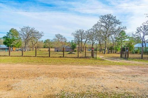 111 Stallion Rd, Hills, TX 78659-4898