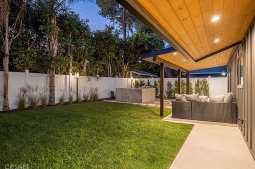 5243 Fulton Ave, Van Nuys CA  91401-5906 exterior