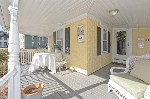 43 View St, Warwick, RI 02888-1657