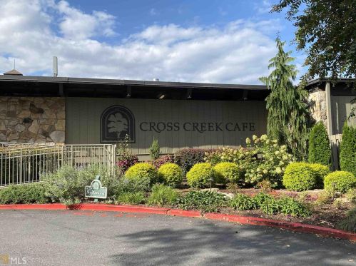 66 Montre Sq, Atlanta GA  30327-4043 exterior